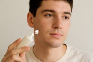 Фото SPF при акне: чи не забиває пори і як обрати безпечний захист